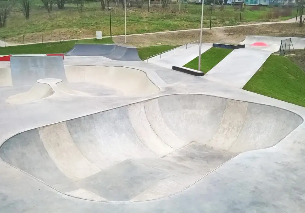 Skateparki w Polsce: Od zera do pro! Gdzie jeździć i jak zacząć?