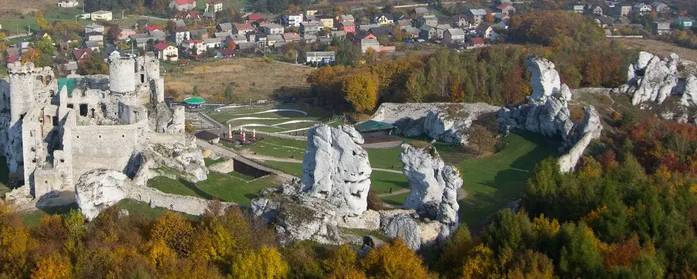Ruiny strażnicy w Ryczowie: Odkryj zapomniany sekret Szlaku Orlich Gniazd