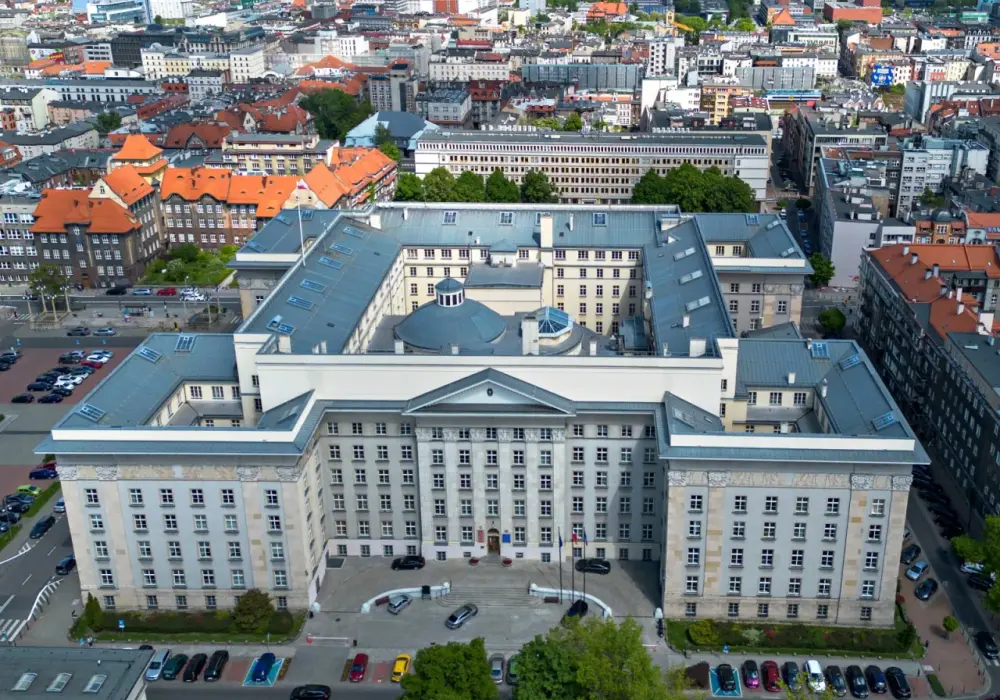 Plac Sejmu Śląskiego: Co kryje serce Katowic? Historia i plany