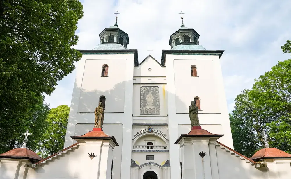 Sanktuarium Rychwałd: Przewodnik po duchowym sercu Żywiecczyzny