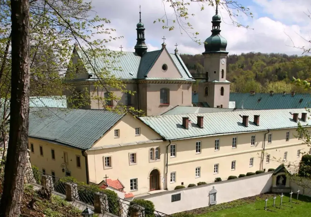 Klasztor Czerna: Przewodnik po duchowym sercu Małopolski