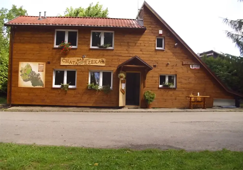 Chata nad rzeką: Jak znaleźć idealne miejsce na reset w Polsce?