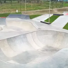 Skateparki w Polsce: Od zera do pro! Gdzie jeździć i jak zacząć?