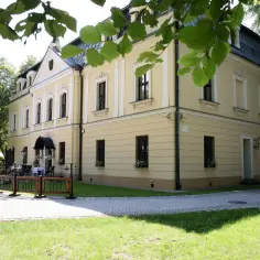 Pałac w Rybnej: Historia, wesele, hotel. Zaplanuj wizytę!