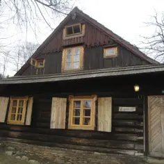 Chatka AKT na Pietraszonce: Prawda o "Puchatku" w Beskidach