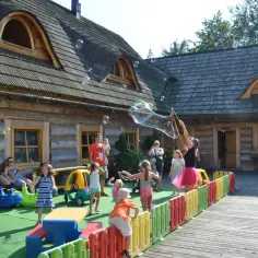 Najlepsze hotele dla dzieci na Dolnym Śląsku – rodzinne atrakcje i udogodnienia