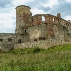 Ruiny zamku w Siewierzu: Odkryj sekrety i zaplanuj wizytę