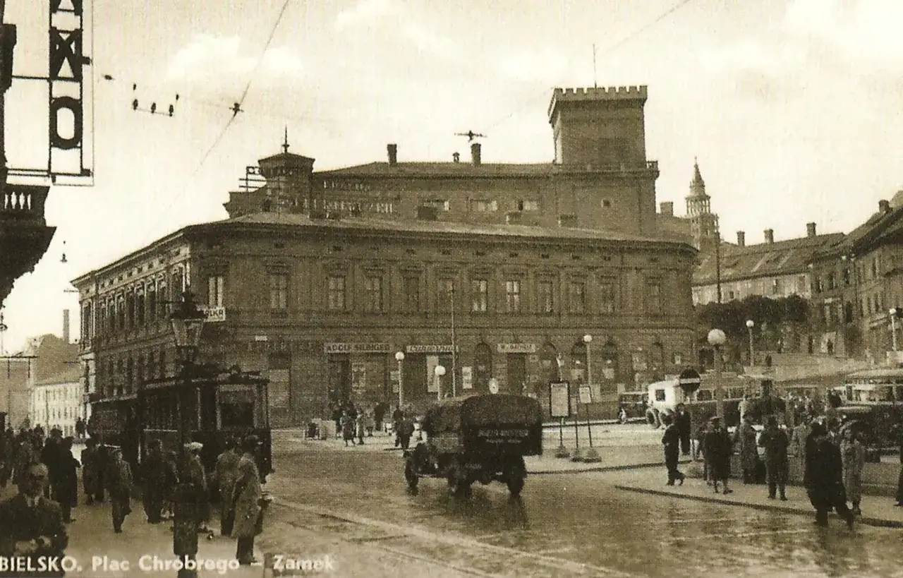 Historia Rynku w Bielsku-Białej, stare kamienice, brukowana ulica