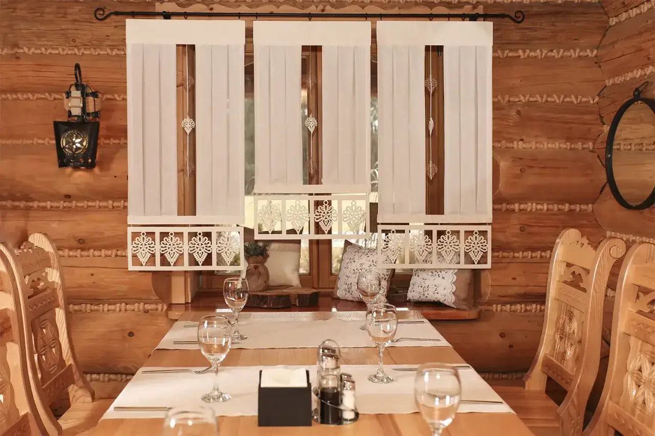 Chata z Zalipia wnętrze restauracji, tradycyjny wystrój, drewno, folkowe akcenty