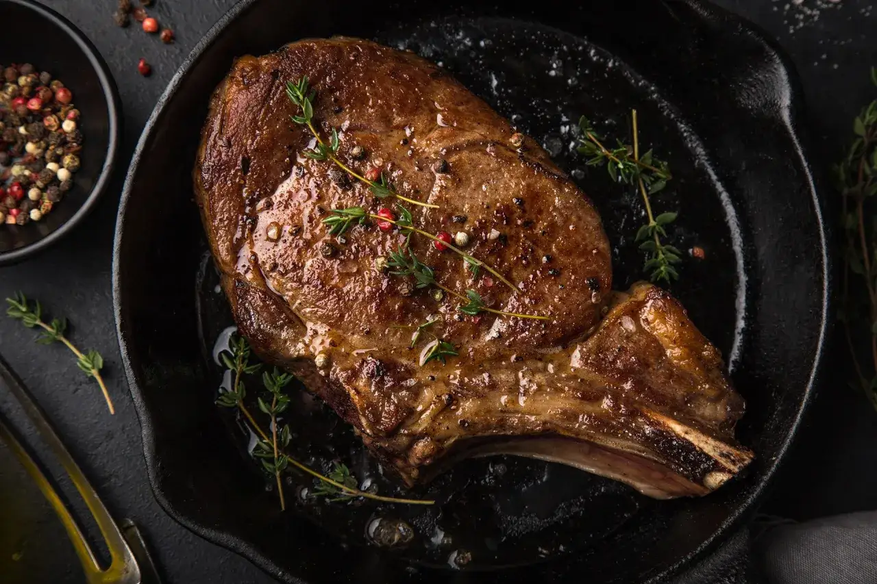 Stek Rib Eye na talerzu idealnie wysmażony