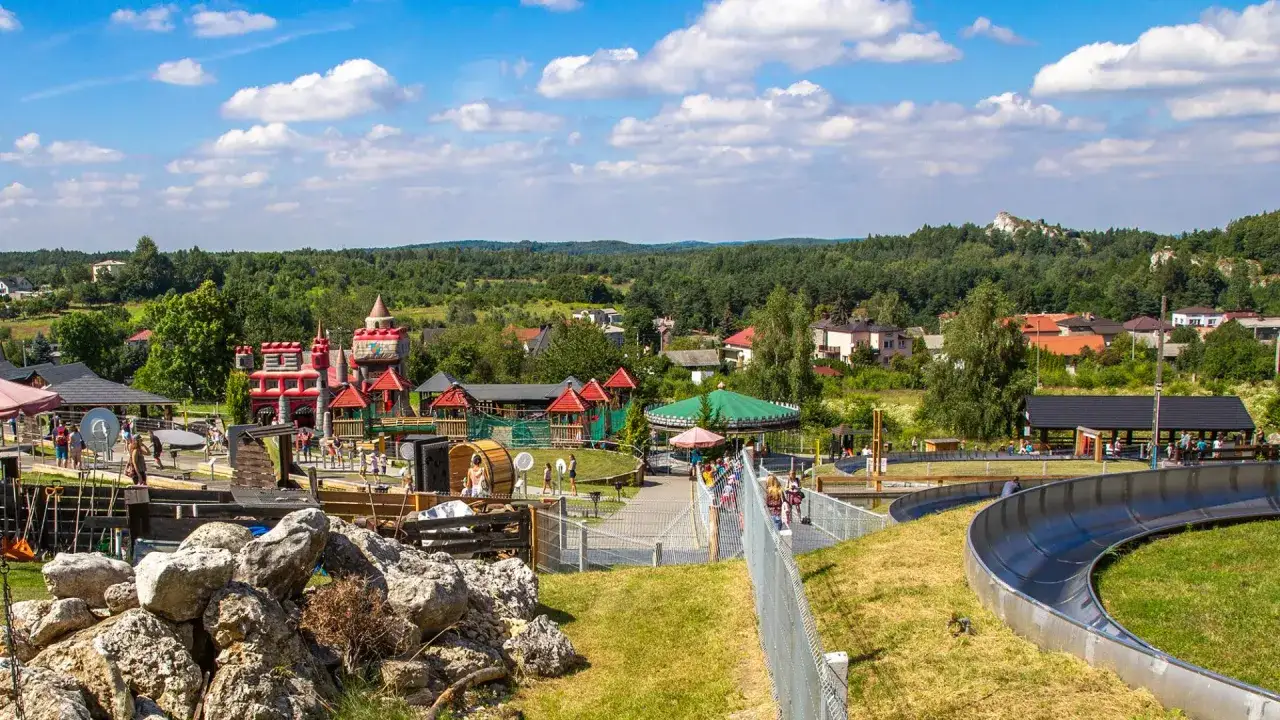 Rodzina piknikująca w Kolejowym Parku Rozrywki Ogrodzieniec