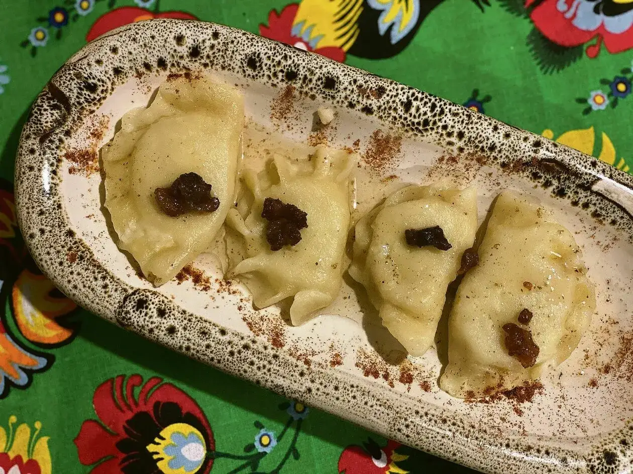 Tradycyjne polskie dania, rolada śląska, pierogi, żur