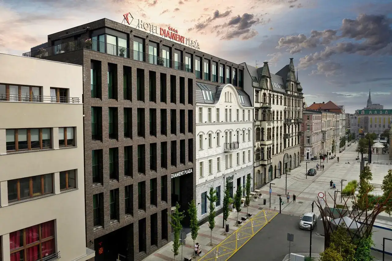 Hotel Diament Spodek Katowice z zewnątrz, widok na Spodek i MCK