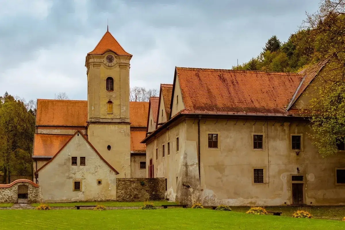 Zdjęcie Czerwony Klasztor: Godziny, Ceny i Atrakcje Podczas Zwiedzania