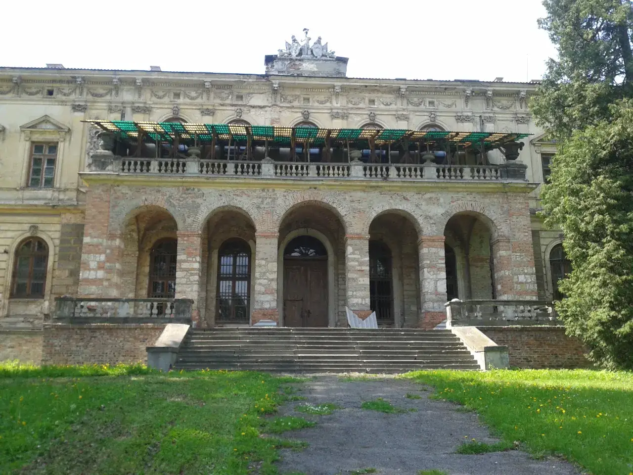 Pałac w Pilicy ruiny widok ogólny