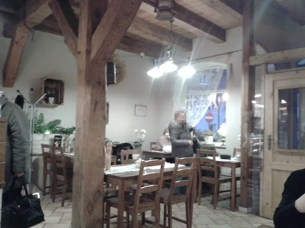 Restauracja Pod Belkami Mikołów wnętrze kamienicy