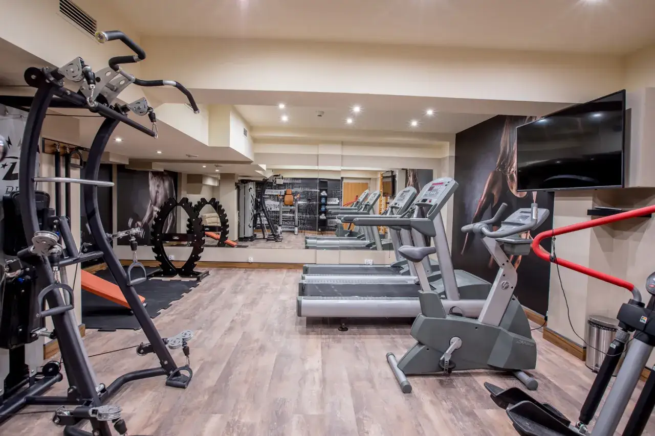 Strefa fitness lub bar w Hotelu Diament Spodek