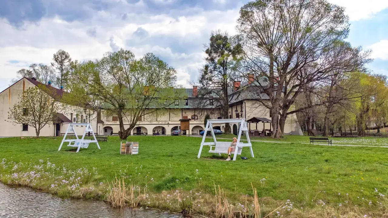 Zamek w Kończycach Małych dawniej i dziś