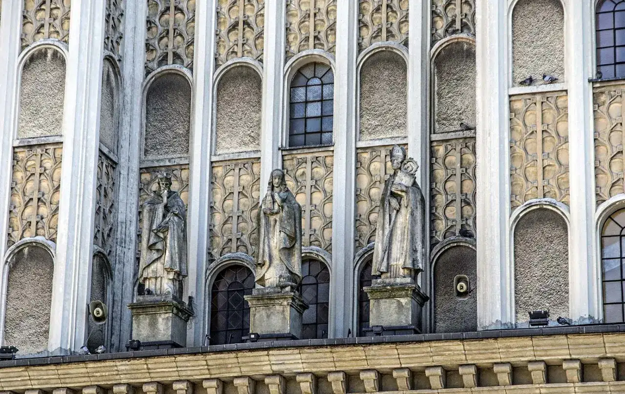 Wnętrze Katedry św. Mikołaja Bielsko-Biała witraże organy