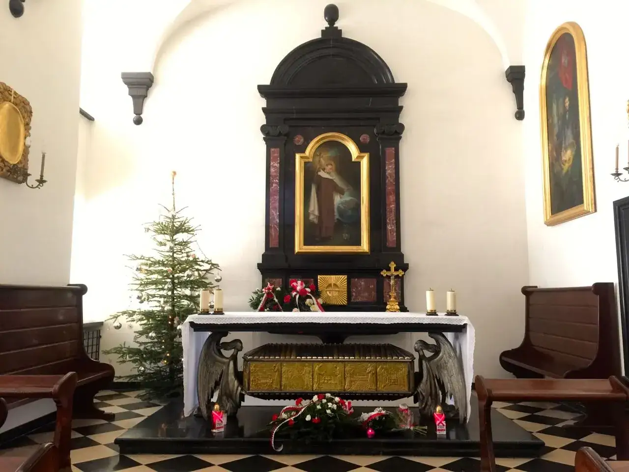 Wnętrze barokowego kościoła w Czernej