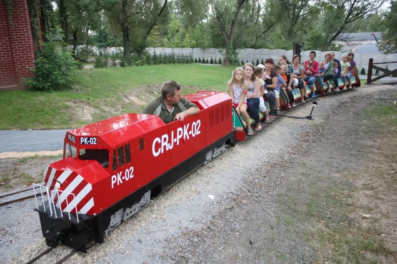 Miniaturowa kolejka w Kolejowym Parku Rozrywki Ogrodzieniec