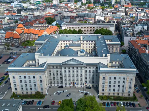 Plac Sejmu Śląskiego: Co kryje serce Katowic? Historia i plany